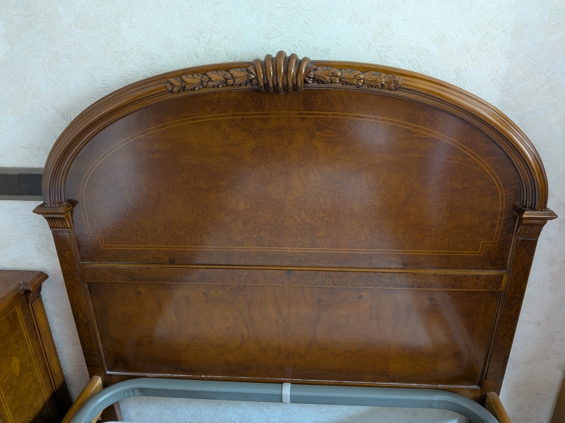 Cama individual con mesilla 