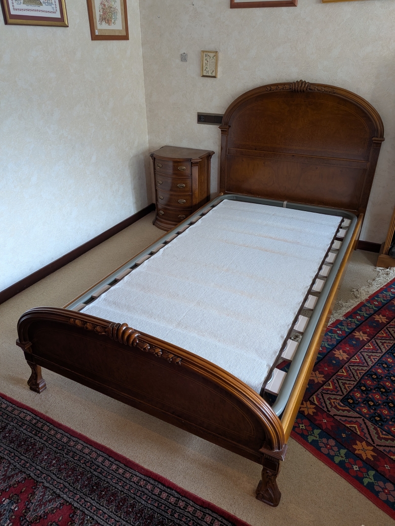 Cama individual con mesilla 