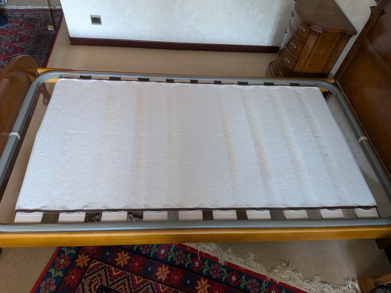 Cama individual con mesilla 