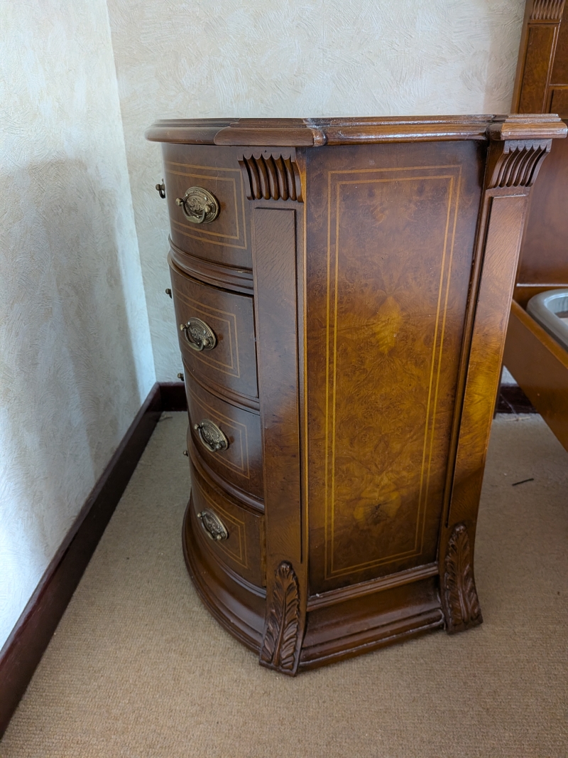 Cama individual con mesilla 