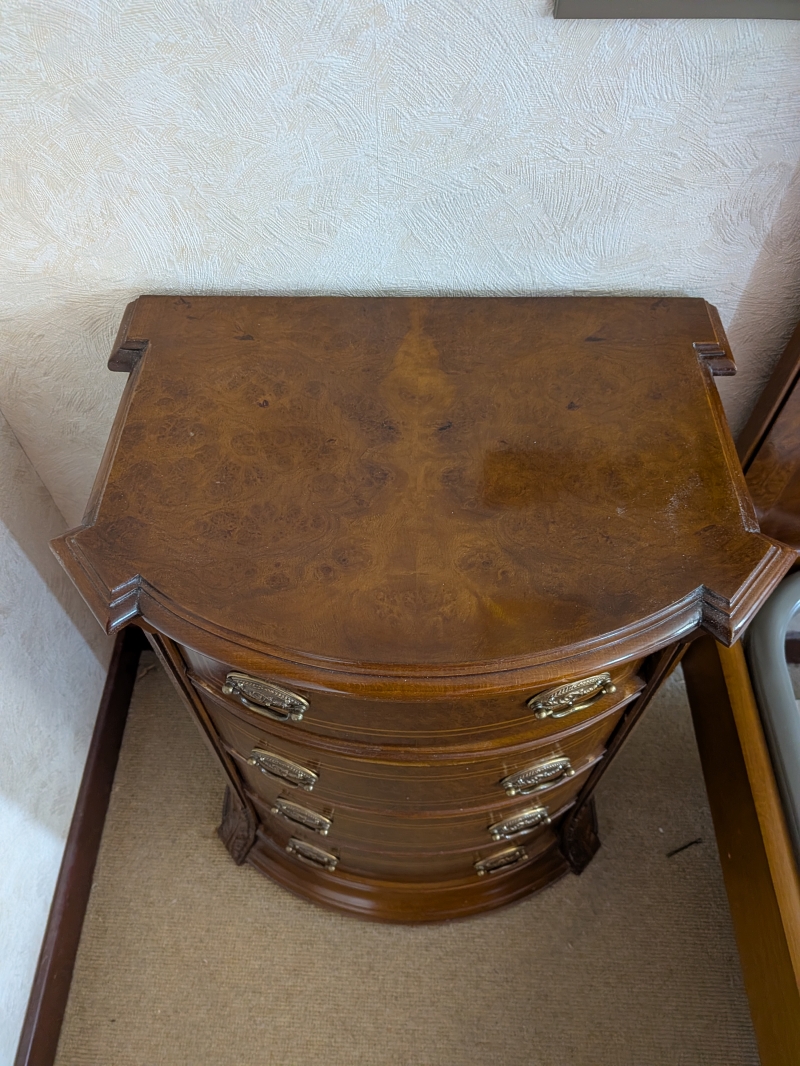 Cama individual con mesilla 