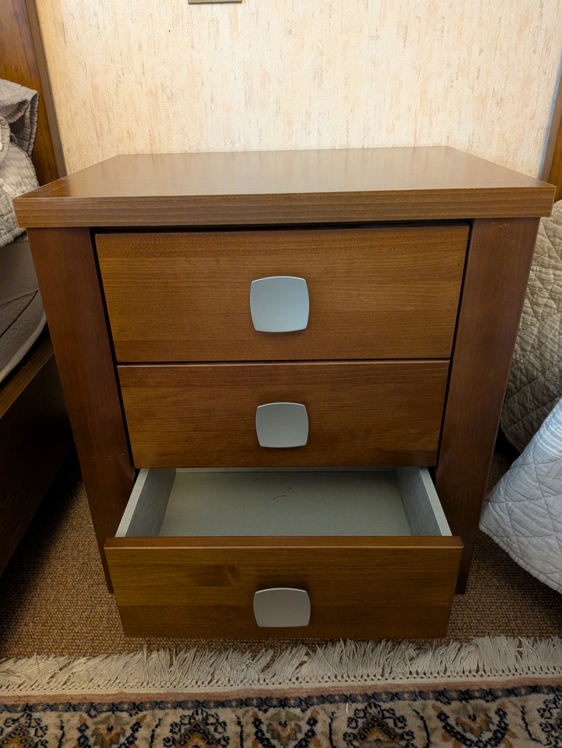 Cama individual con mesilla 