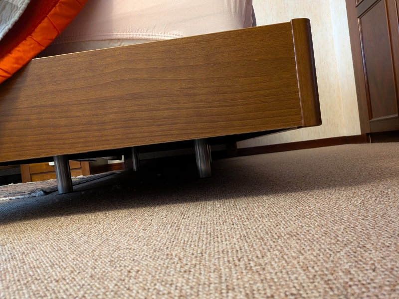 Cama individual con mesilla 