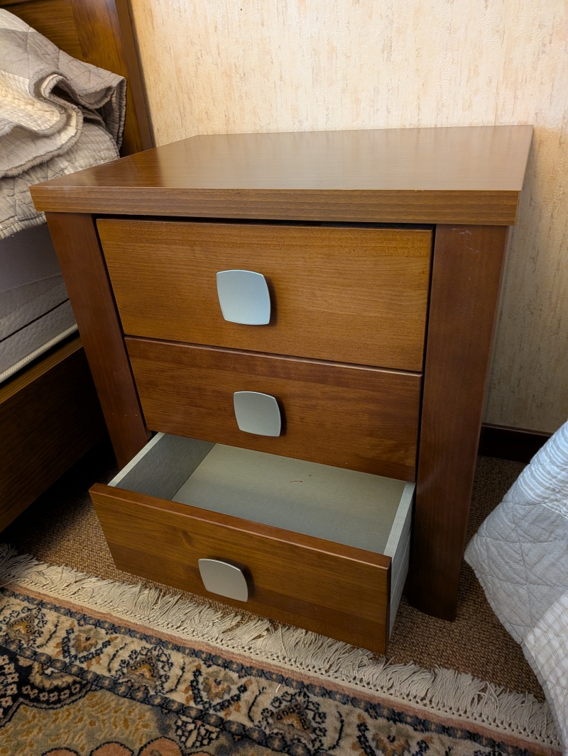 Cama individual con mesilla 