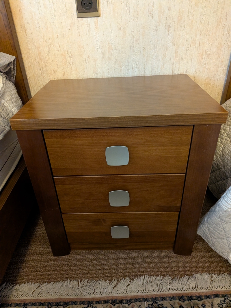 Cama individual con mesilla 