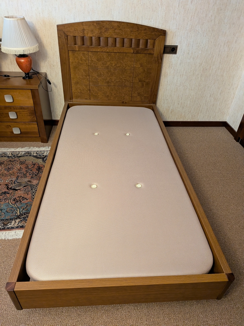 Cama individual con mesilla 