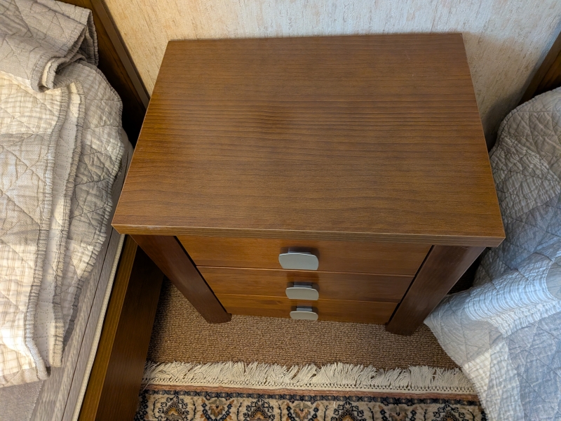 Cama individual con mesilla 