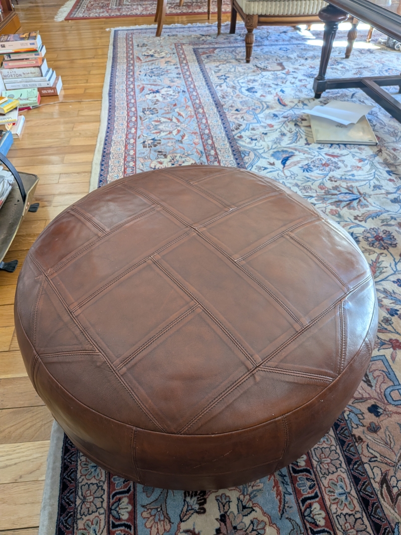 Reposapiés de cuero