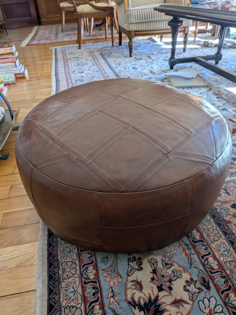 Reposapiés de cuero