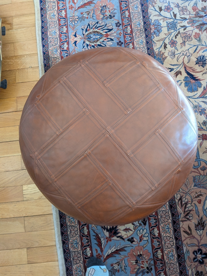 Reposapiés de cuero