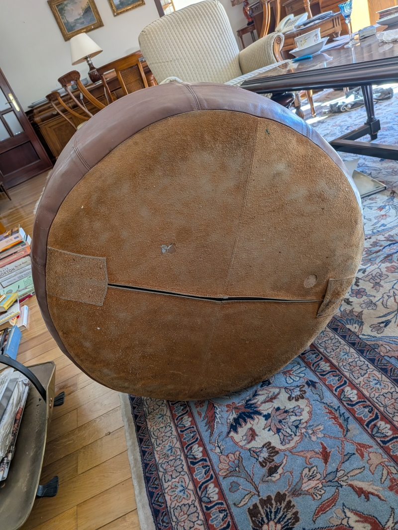 Reposapiés de cuero